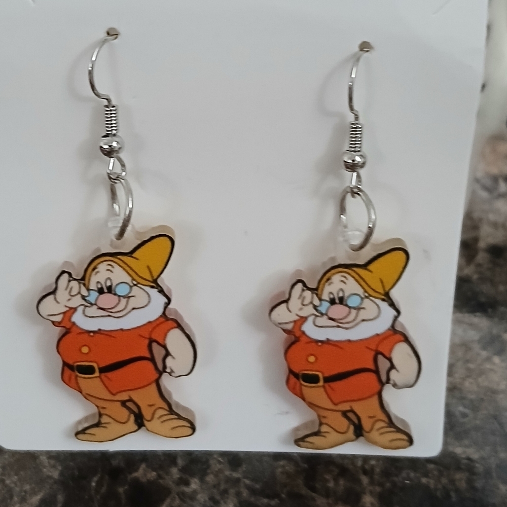 New Doc Dwarf Dangle Drop Earrings Sniw White and the 7 Dwarfs Disney. Comes fro